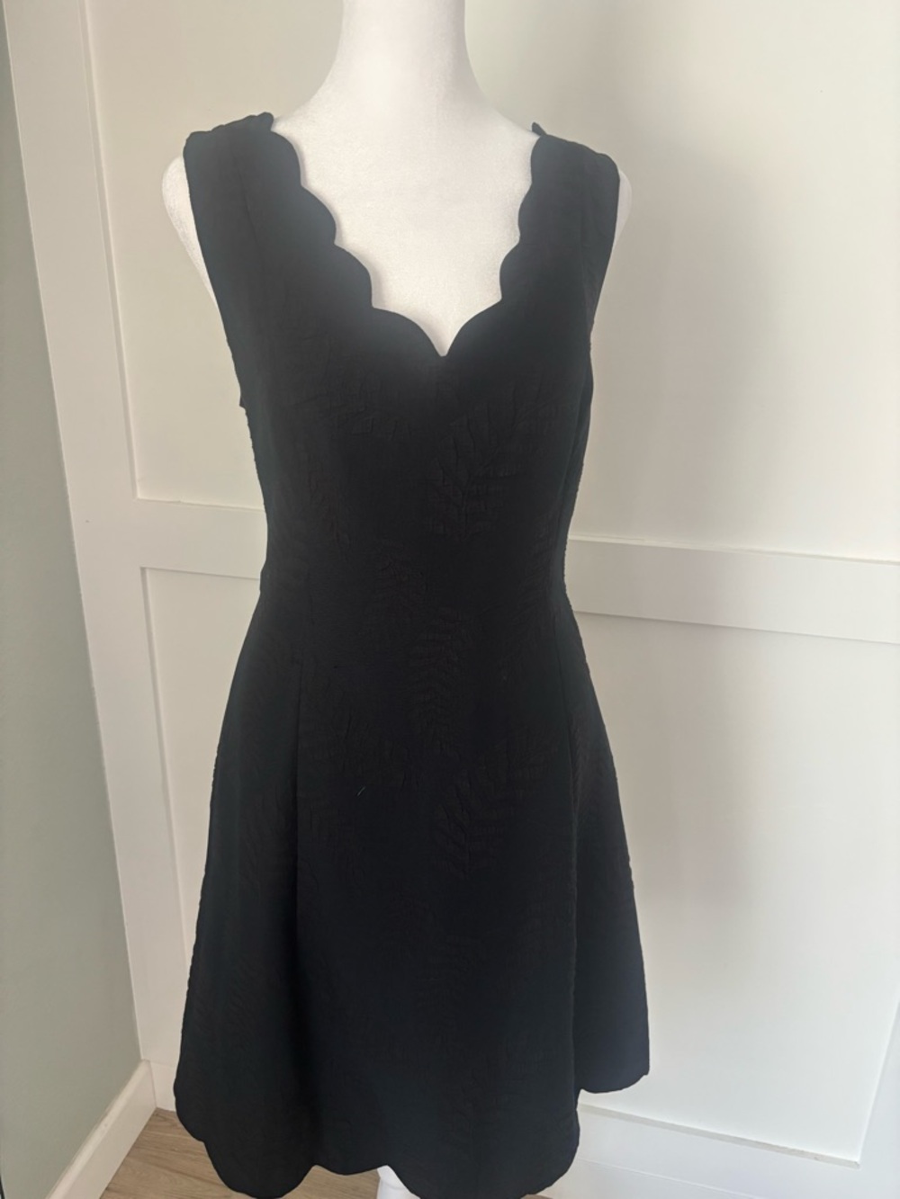 Lilly Pulitzer Black Scalloped V-Neck A-Line Mini Dress NEW size 8